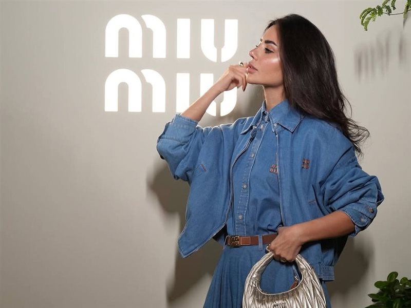 ديما الأسدي تخطف الأنظار بفستان دينيم في سحور Miu Miu بدبي 