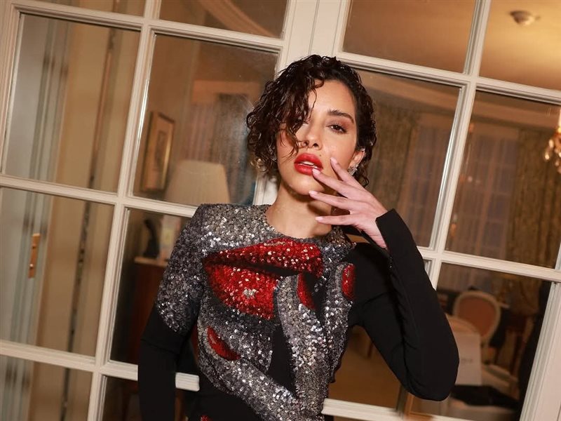 بلقيس فتحي تخطف الأنظار في عرض أزياء بالمان في باريس 