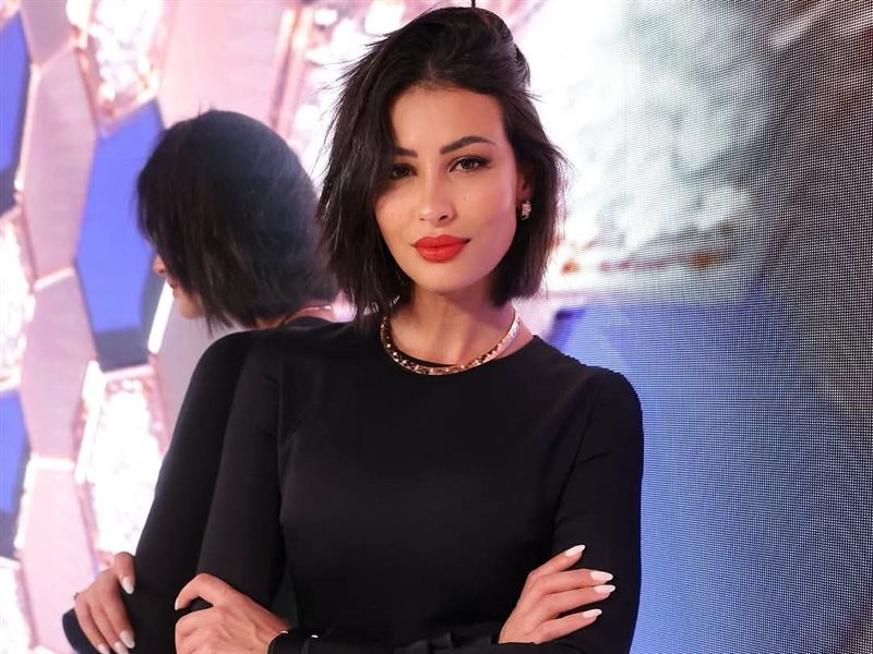 ريم السعيدي تخطف الأنظار بفستان أسود قصير من توقيع إيلي صعب في حفل شوميه 