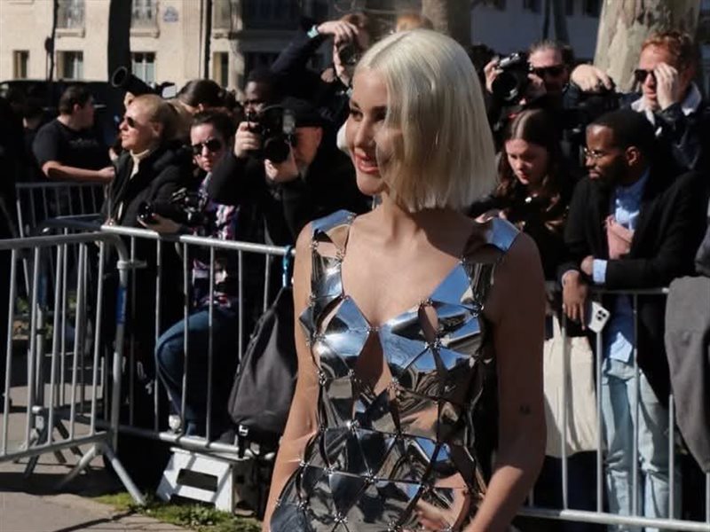 نور عريضة تتألق بفستان معدني في عرض أزياء رابان بباريس 