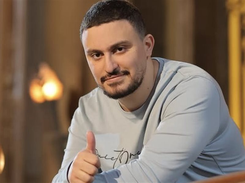 نجل فنان شهير.. من هو 