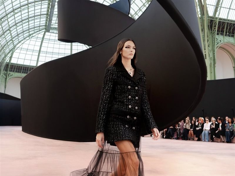 شانيل تضيء سماء باريس بأناقة وفخامة بمجموعة خريف وشتاء 2025 في ختام أسبوع الموضة