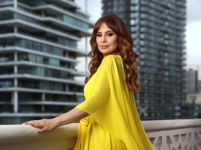 كارول سماحة تتألق بإطلالة صفراء من توقيع كارولينا هيريرا في جلسة تصوير جديدة 