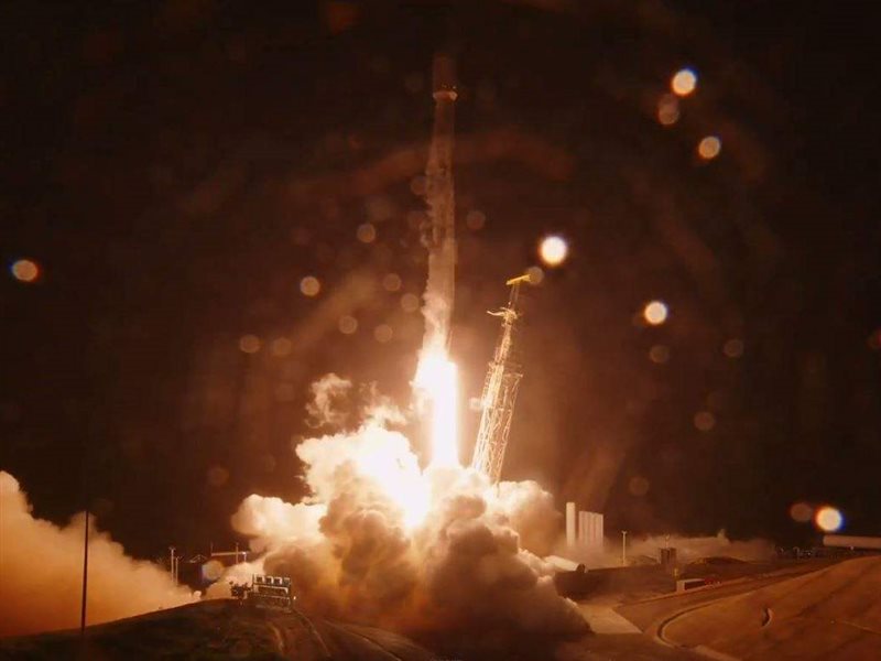 البحرين تطلق قمرها الصناعي الأول 'المنذر' 