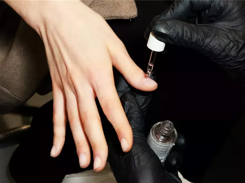 دليلك لتقوية الأظافر عند تعرضها للكسر باستمرار