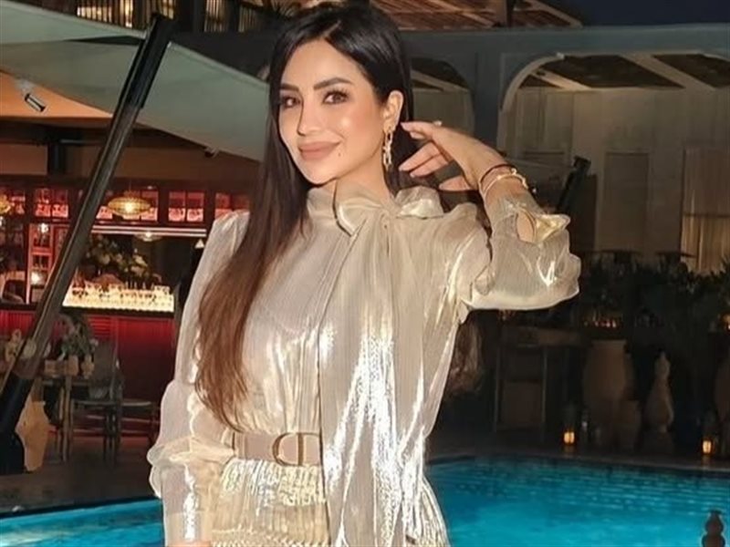 لجين عمران تتألق بإطلالة لامعة من توقيع Dior