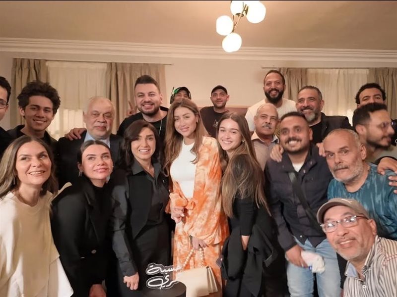 انتهاء تصوير مسلسل حسبة عمري واحتفالات من فريق العمل 