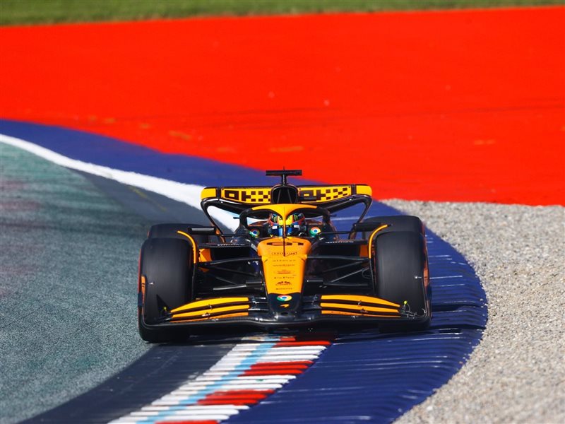 ماكلارين يعيد أمجاده بثنائية تاريخية في شنغهاي