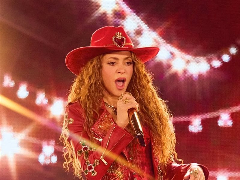 شاكيرا تتألق في حفلها بالمكسيك وتلفت الأنظار بإطلالة حمراء جذابة 