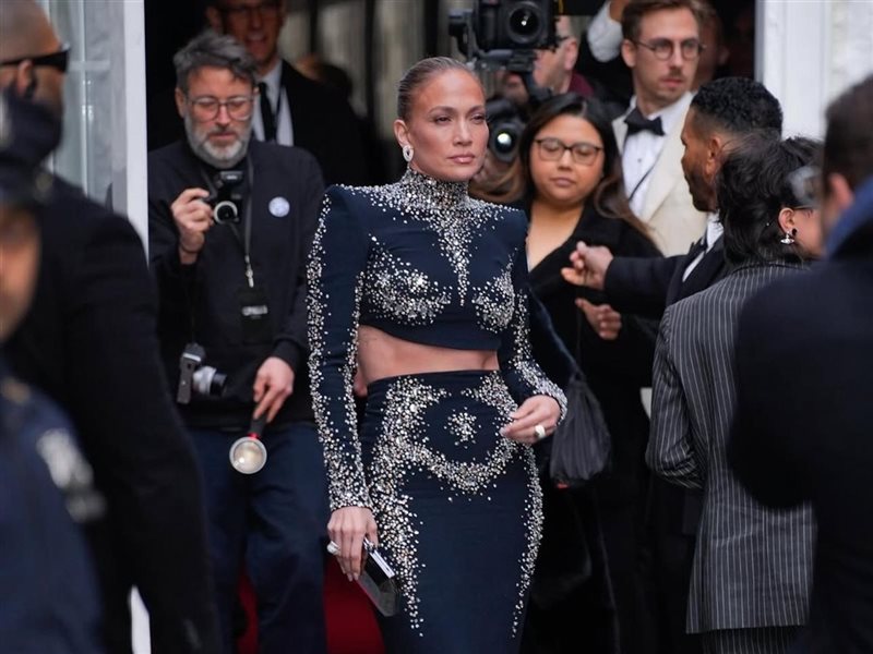 جينيفر لوبيز تتألق بتصميم زهير مراد في العرض الأول لفيلم “Othello” برفقة ابنتها Emme Muniz