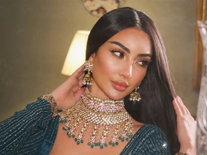 نور الغندور تخطف الأنظار بإطلالة رمضانية مستوحاة من الساري الهندي بتوقيع إيسروس 