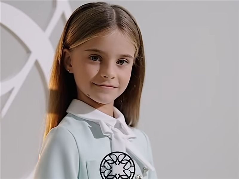 إيلي صعب يكشف عن مجموعة ربيع وصيف 2025 بلمسات ناعمة وأناقة طفولية