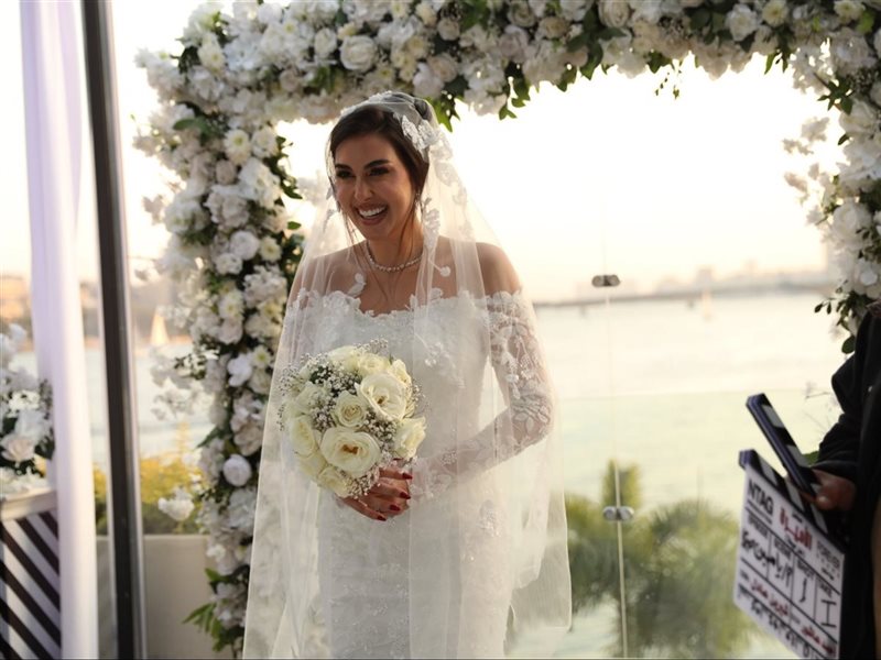 ياسمين صبري بفستان زفاف في 