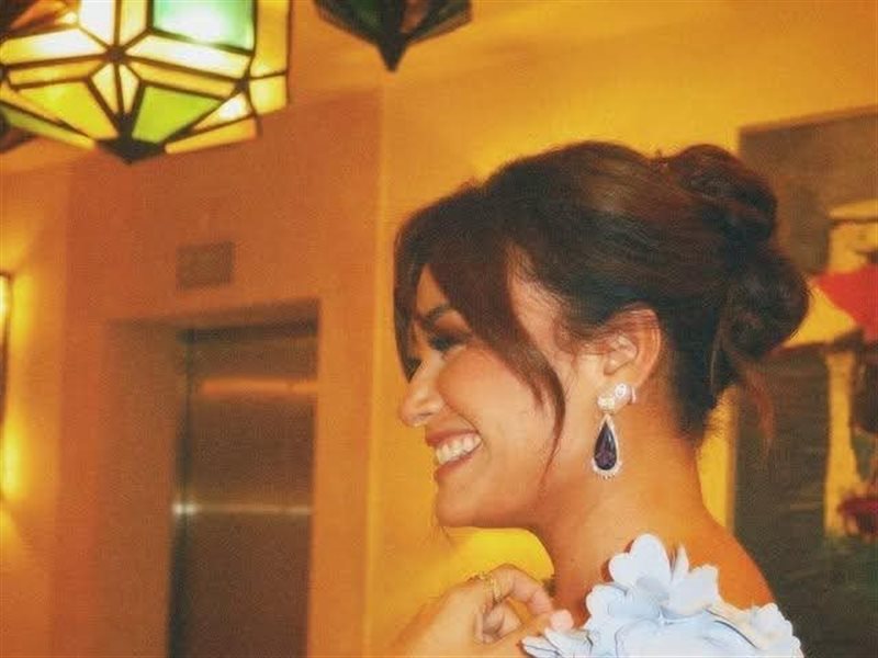 هند صبري تتألق بإطلالة ساحرة بفستان أزرق بصيحة الكاب ومجوهرات فاخرة بتوقيع AzzaFahmy