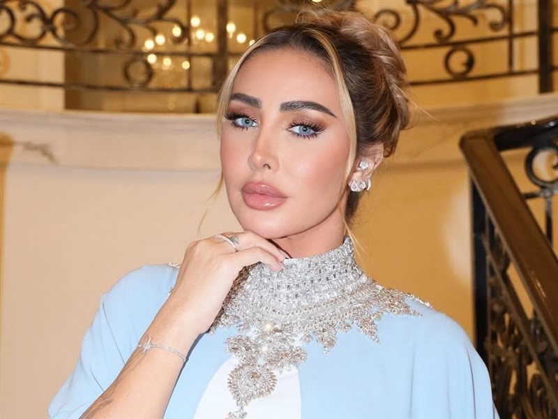 جويل مردينيان تتألق بإطلالة فاخرة بتصميم من دار أزياء خالد ومروان 