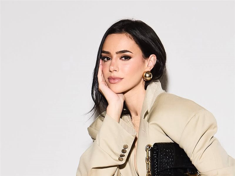 برونا بيانكاردي تلفت الأنظار بإطلالة أنيقة وبسيطة خلال حملها في جلسة تصوير جديدة 