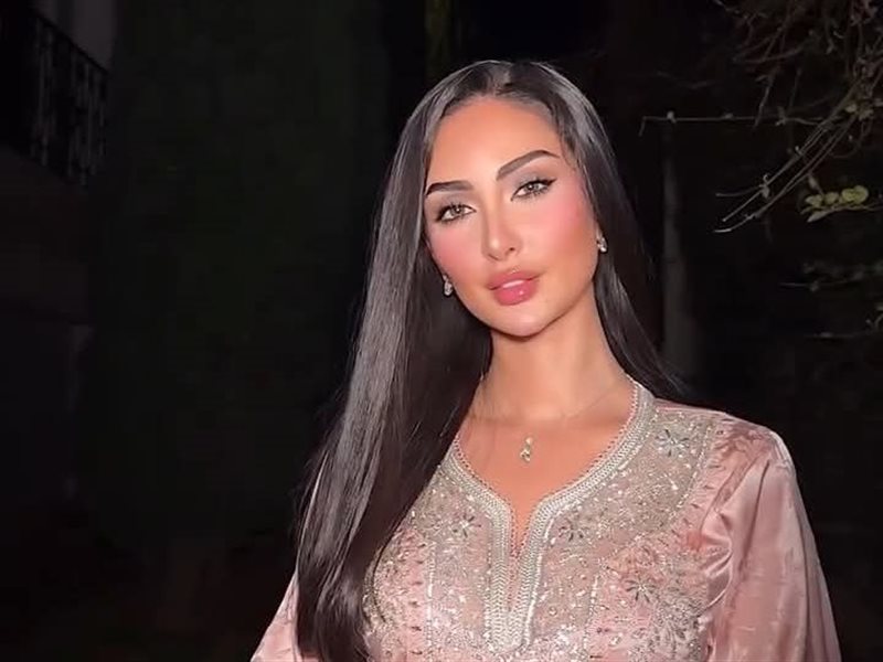 نور الغندور تتألق بإطلالة أنيقة بالألوان الباستيل 