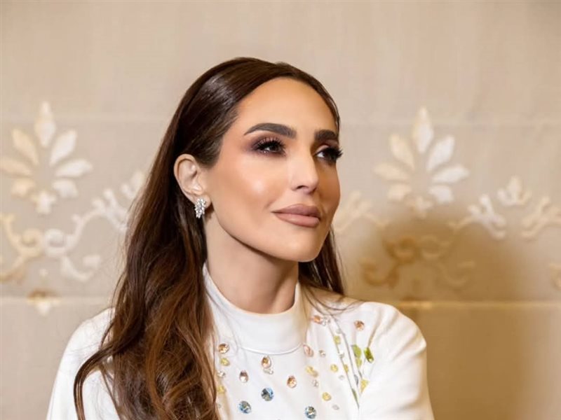 عبير نعمة تشارك جمهورها فرحة العيد بفستان أبيض أنيق من توقيع داليدا عياش 