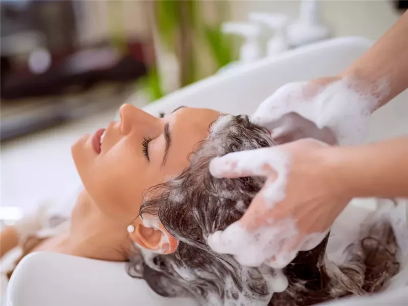 للحفاظ على صحته.. كيفية غسل الشعر بالطريقة الصحيحة 