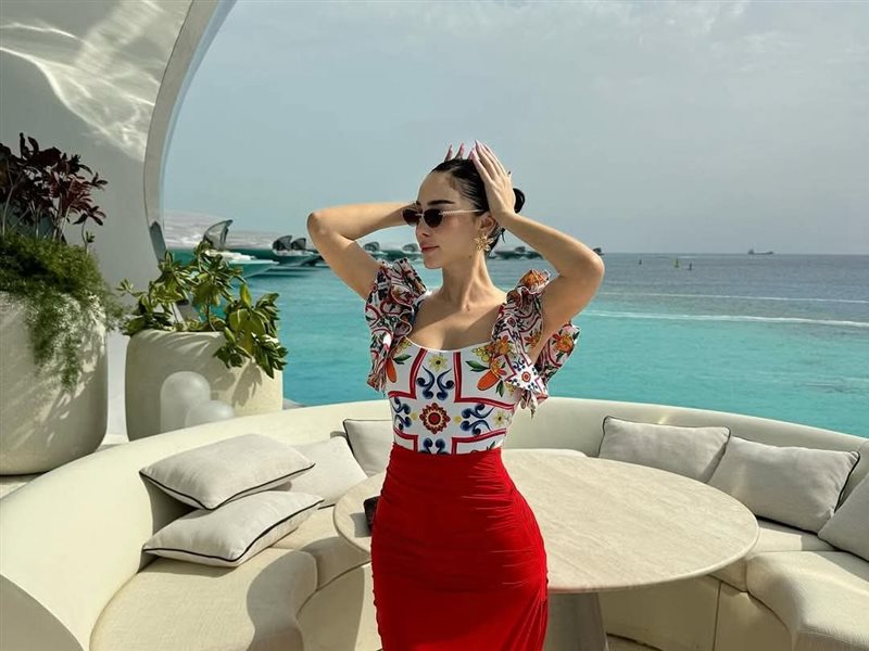 بسمة بوسيل تتألق بإطلالة صيفية ساحرة في السعودية برفقة أطفالها