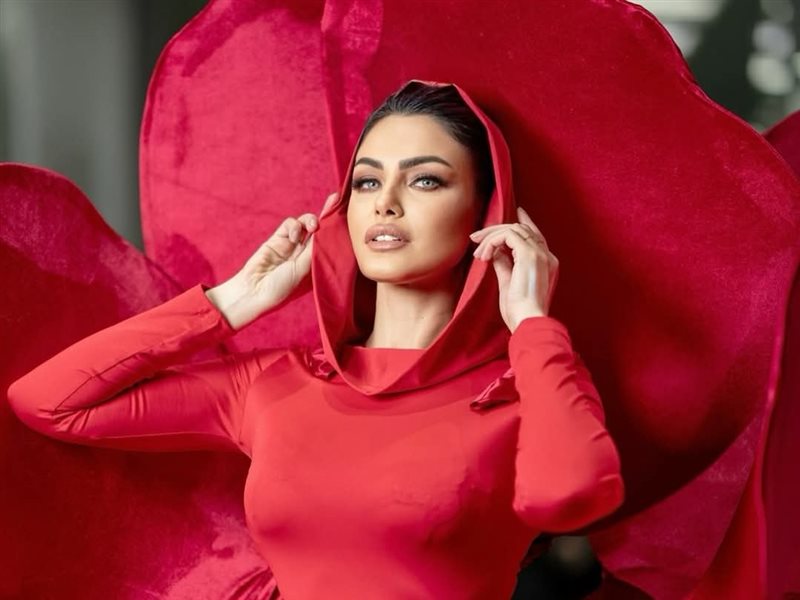 دارين حداد تخطف الأنظار بالأحمر من HarveyCenit في أحدث جلسة تصوير لها 