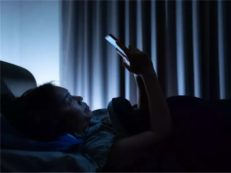 دراسة: تصفح الهاتف أثناء النوم قد يزيد من خطر الإصابة بالأرق بنسبة 60% تقريبًا