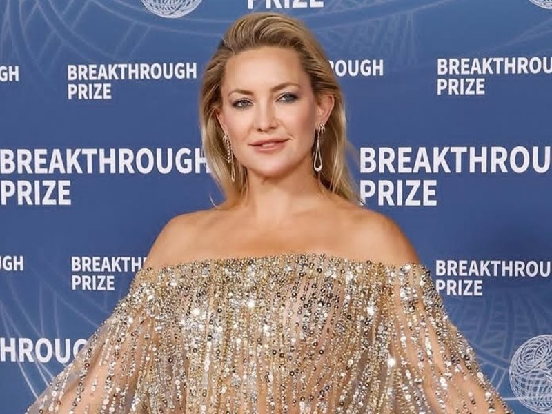 كيت هدسون تتألق بفستان ذهبي لامع  بتوقيع إيلي صعب في حفل جوائز Breakthrough Prize