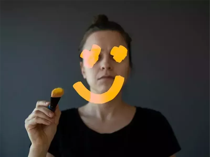 يعاني ولا يظهر.. علامات تشير إلى معاناة أحد أصدقائك من الاكتئاب المبتسم 