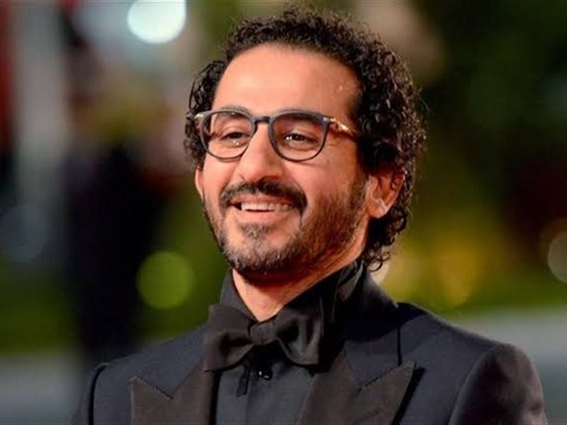 تصرف كوميدي من أحمد حلمي لحظة تكريمه بمهرجان هوليوود للفيلم العربي