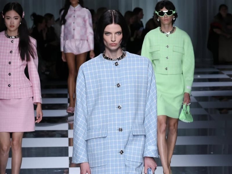 برادا تستحوذ على فيرساتشي في صفقة تاريخية بقيمة 1.6 مليار يورو