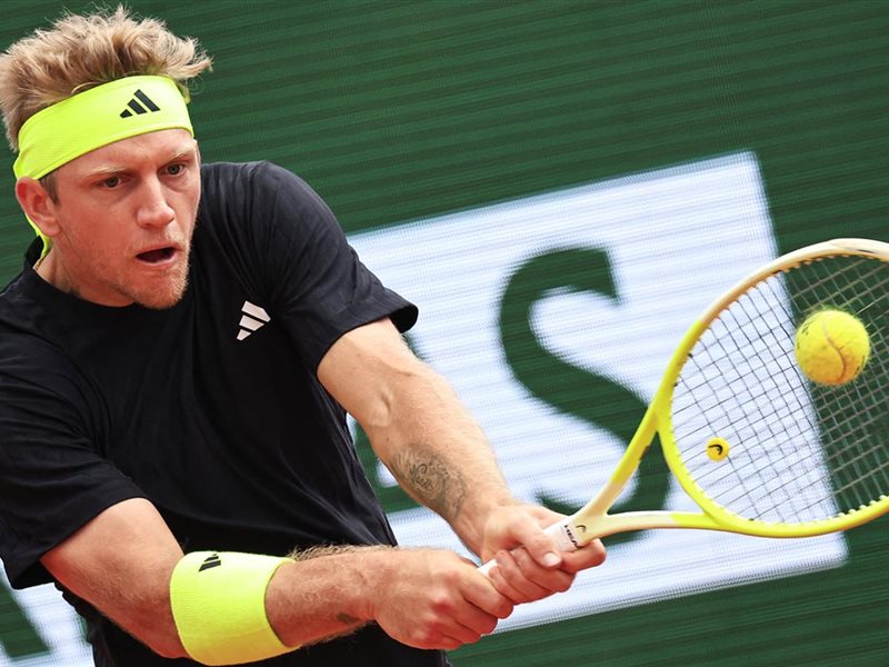 تسيتسيباس يعزز حملة الدفاع عن لقبه وفوكينا يتأهل لنصف النهائي في مونتي كارلو