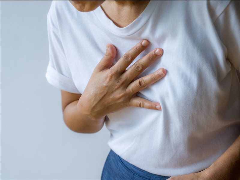 هل تشعر بألم في صدرك عند الانحناء؟.. إليك الأسباب 