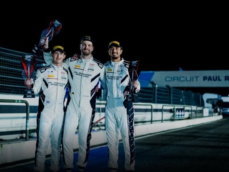 الفريق العُماني يرفع علم السلطنة على منصة التتويج في سباق تحدي جي تي العالمي