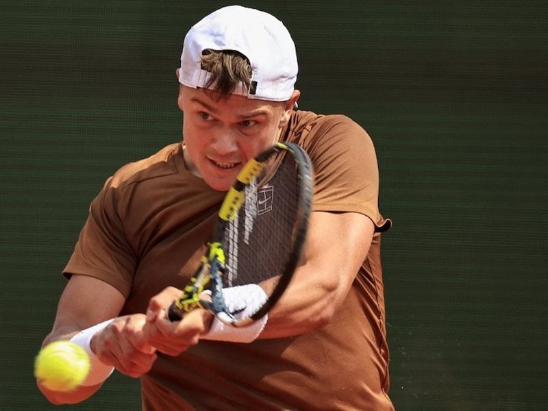 هولغر رون يقلب الطاولة في برشلونة ويقترب من لقب تاريخي