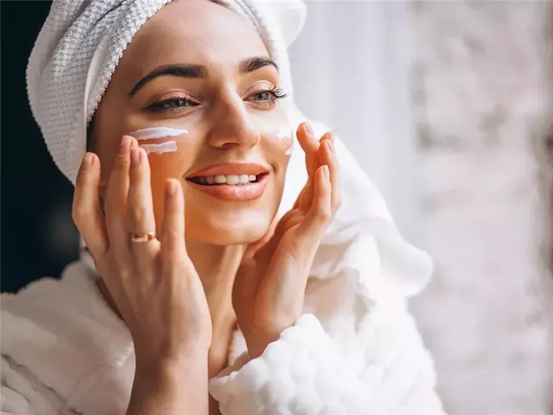 تسبب الالتهابات والحروق.. مكونات العناية بالبشرة لا يجب خلطها أبدًا مع بعض 