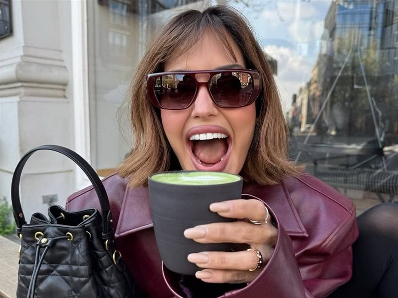 كارن وازن تتألق بحقيبة الدلو من ديور 