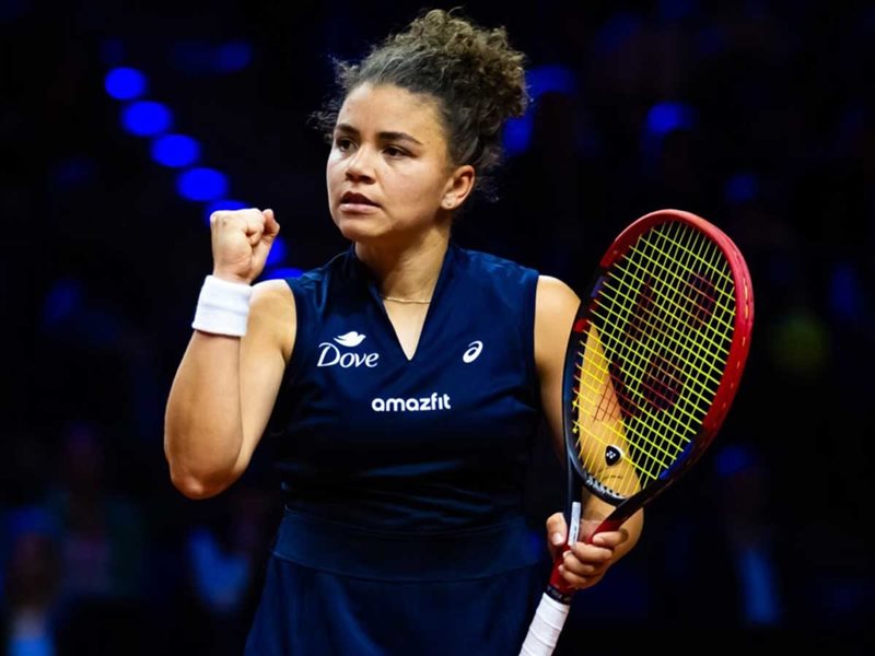 ألكسندروفا تقصي أندريفا وباوليني تتألق في بطولة شتوتجارت للتنس