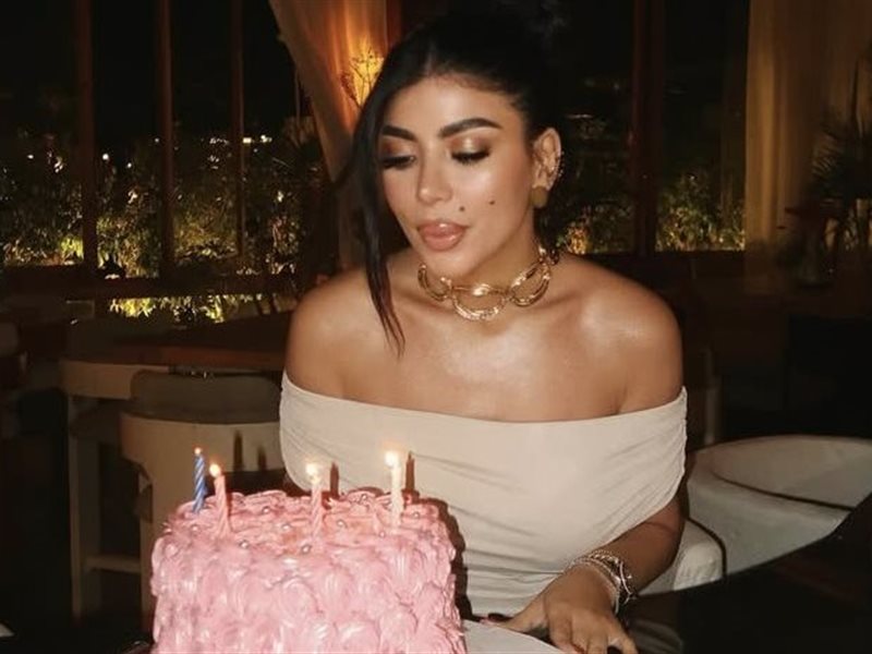 بإطلالة بيضاء.. كارولين عزمي تحتفل بعيد ميلادها الـ29 