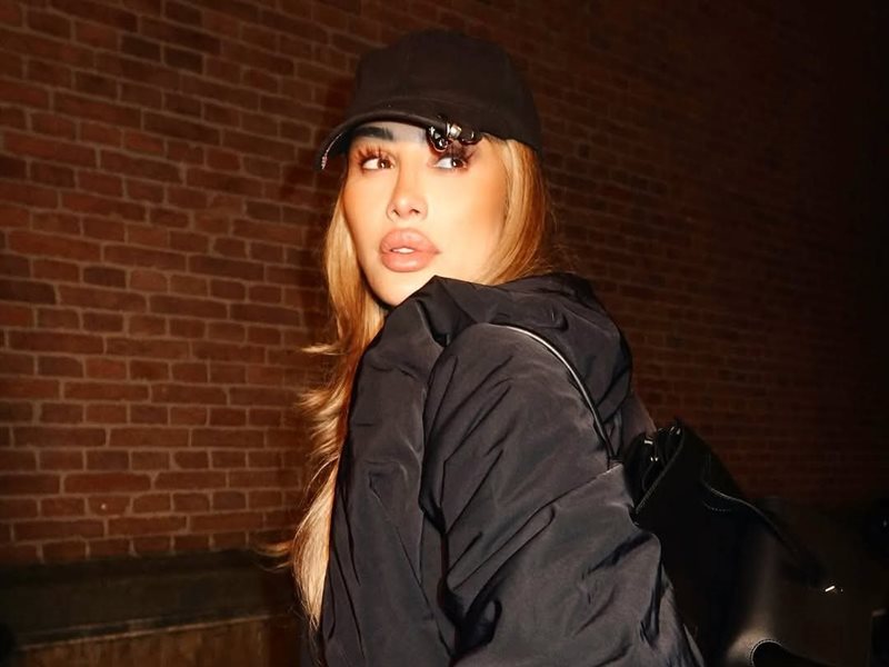 ببصمة ريك أوينز وبالنسياغا.. مايا دياب تتألق بإطلالة شتوية كاجوال في هولندا