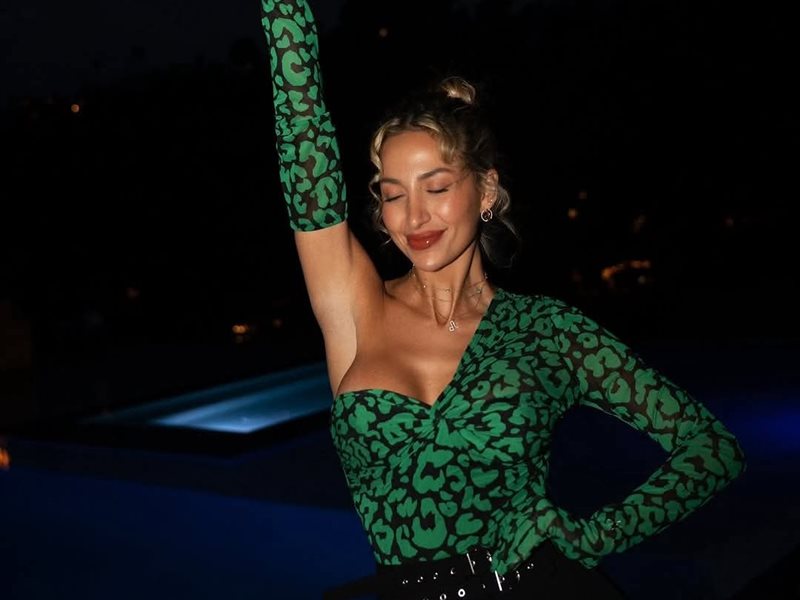 مودل روز تخطف الأنظار بإطلالة ساحرة بتوقيع مايكل كوستيلو في لوس أنجلوس 