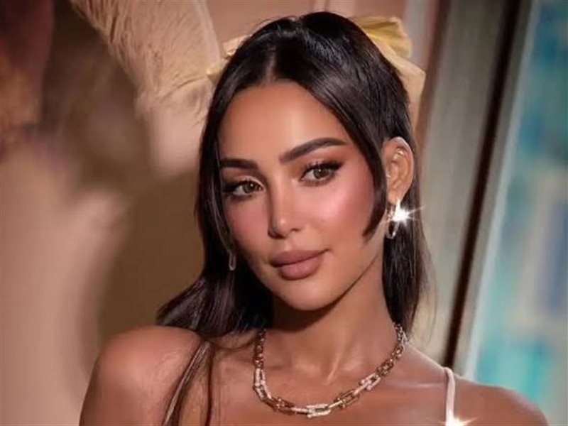 بسمة بوسيل تتألق بفستان لامع في مهرجان إيمي غالا 2025