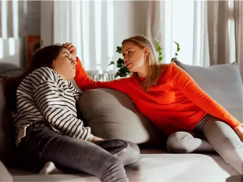 10 علامات تشير إلى اقتراب أول دورة شهرية لابنتك