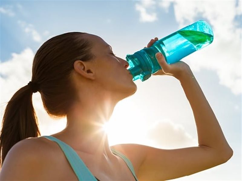 الماء وحده لا يكفي.. نصائح لترطيب الجسم في الحر 