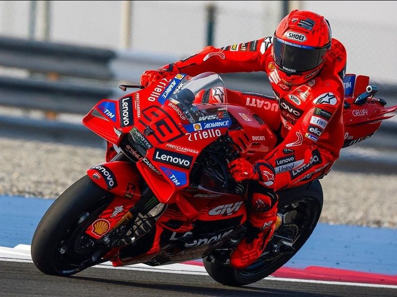 ماركيز يتوج بالصدارة ودوكاتي تهيمن على سباق موتو جي بي القصير في أندلوسيا