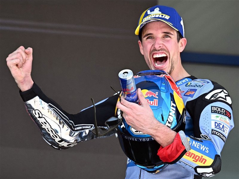 أليكس ماركيز يفوز بجائزة إسبانيا ويتصدر الترتيب العالمي