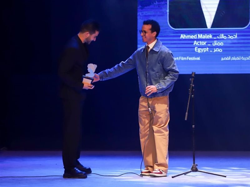 طه دسوقي يُسلم أحمد مالك جائزة 