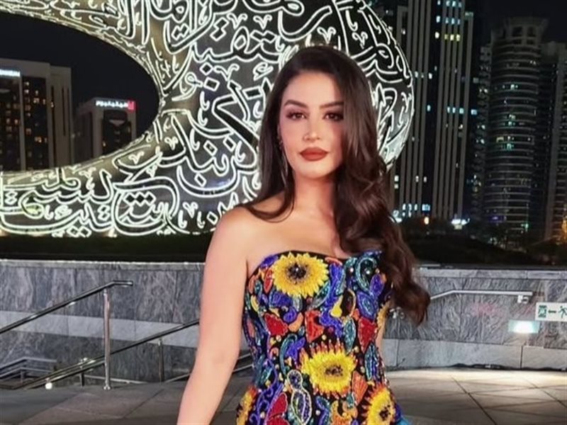 رولا عادل تتألق بإطلالة جريئة على السجادة الحمراء في حفل EMIGALA 2025