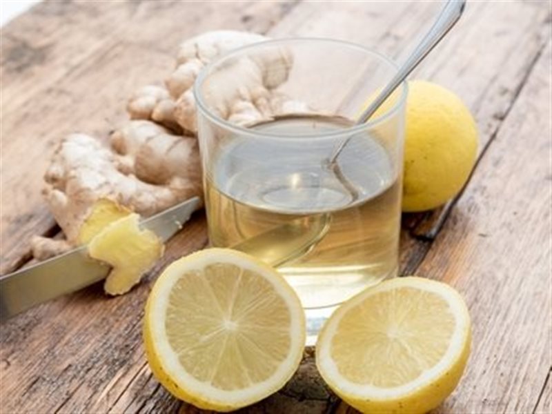من الزنجبيل لماء الليمون.. أطعمة مفيدة للتخلص من الدهون والانتفاخ والتعب 