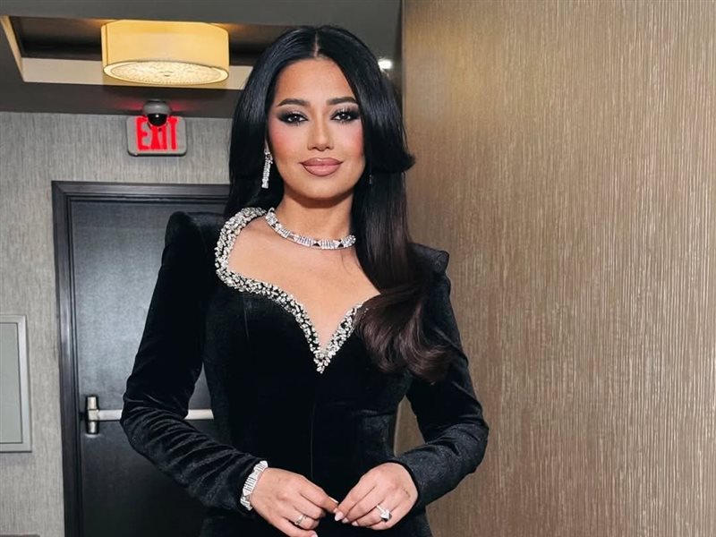 رحمة رياض تخطف الأنظار بالأحمر والأسود في حفلها بأمريكا 