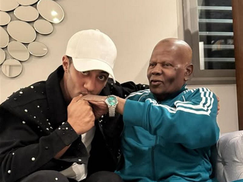 محمد رمضان ينشر صورة جديدة له مع والده ويعلق: 